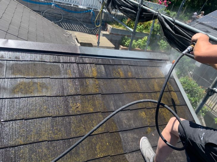 横浜市南区六ツ川で屋根塗装工事が始まりました｜屋根洗浄工程